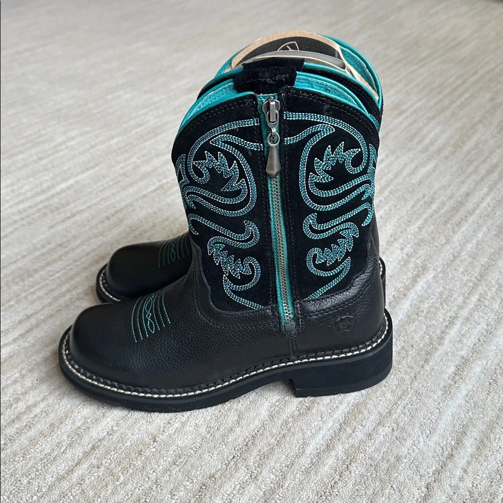 NWT Ariat Fatbaby Zip Western Boots Black w Blue Stitching Style 10008741 Size 6